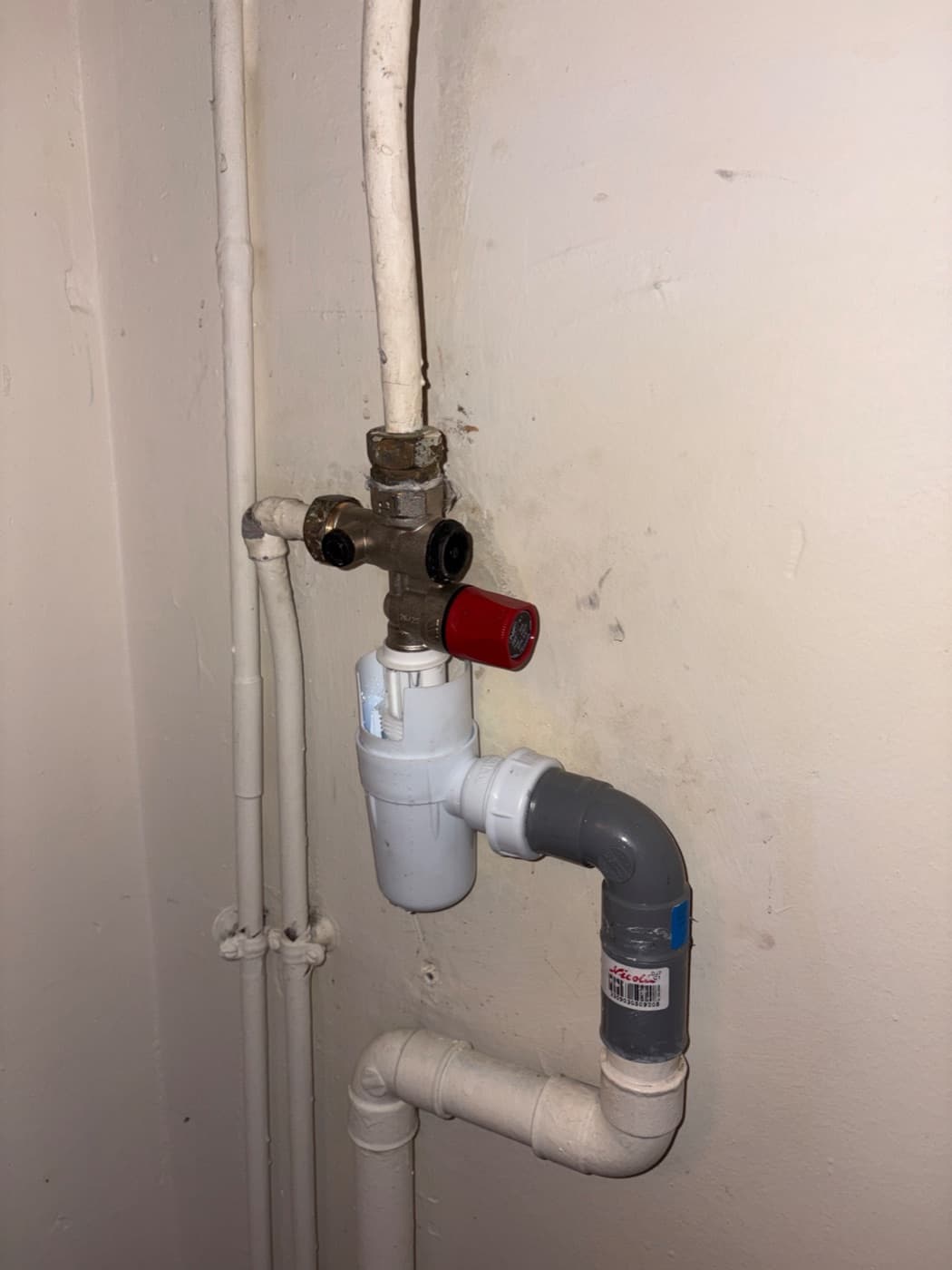 Remplacement du groupe de sécurité d'un chauffe-eau à Chatou à Chatou - photo 1