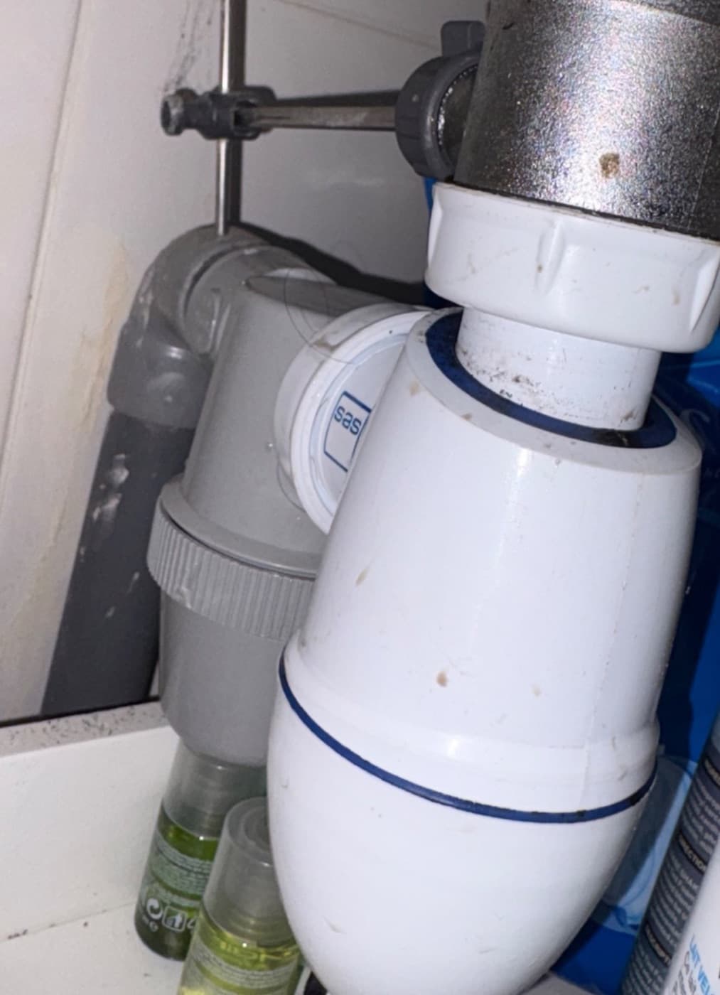 Réfection d'une évacuation de lavabo avec siphon anti-odeur à Argenteuil - photo 1