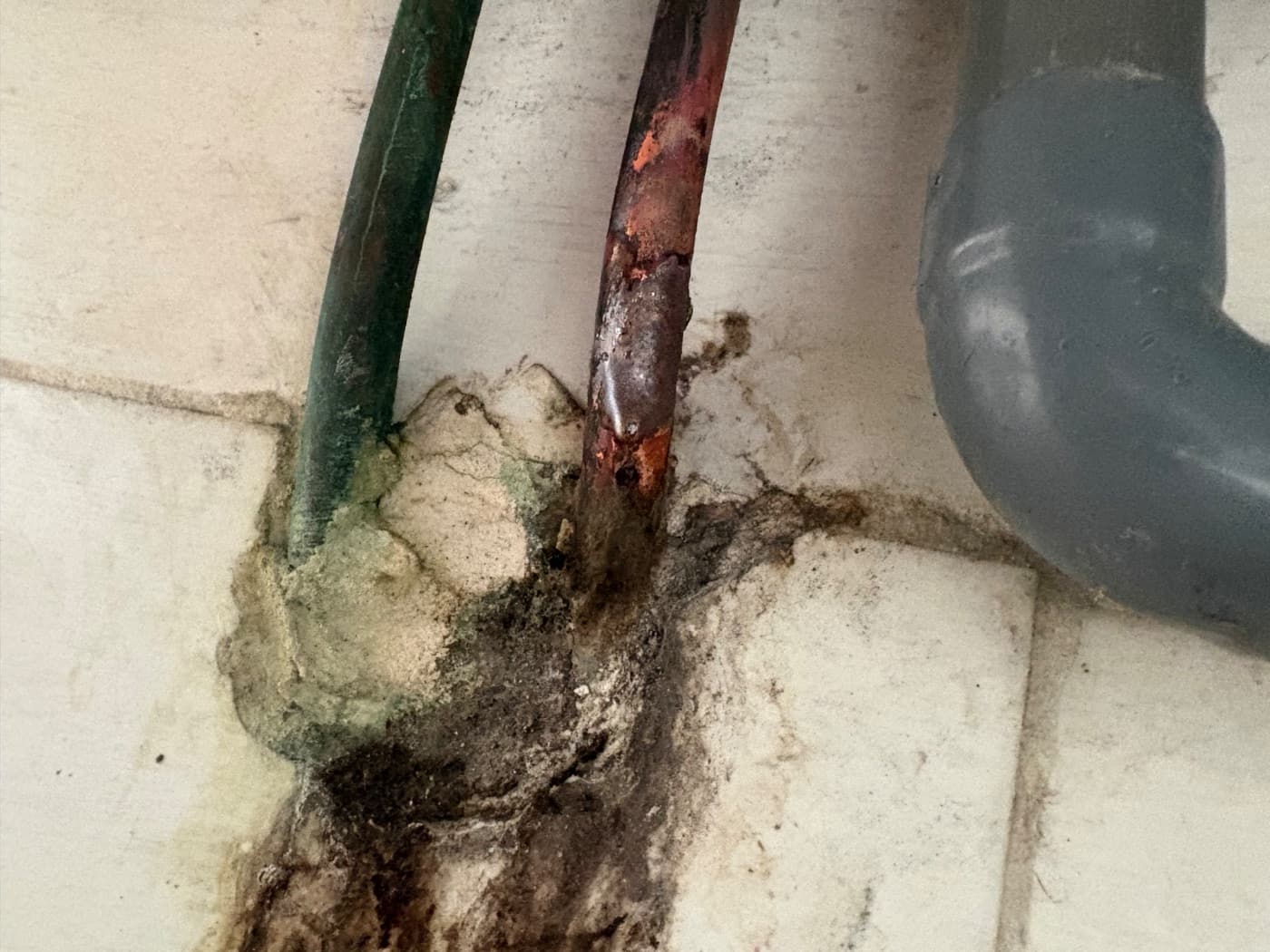 Réparation d'une canalisation percée et remplacement d'un robinet à Maisons-Laffitte - photo 2