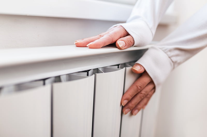 mains sur radiateur